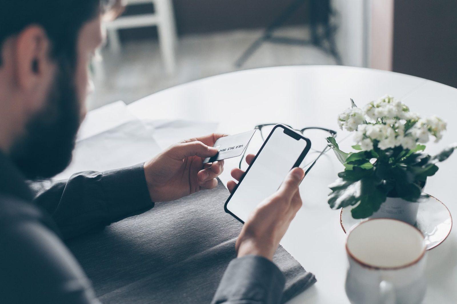 „Mama, ich habe eine neue Nummer": Wie Sie ältere Eltern vor Betrugs-SMS schützen, ohne ihnen das Handy wegzunehmen