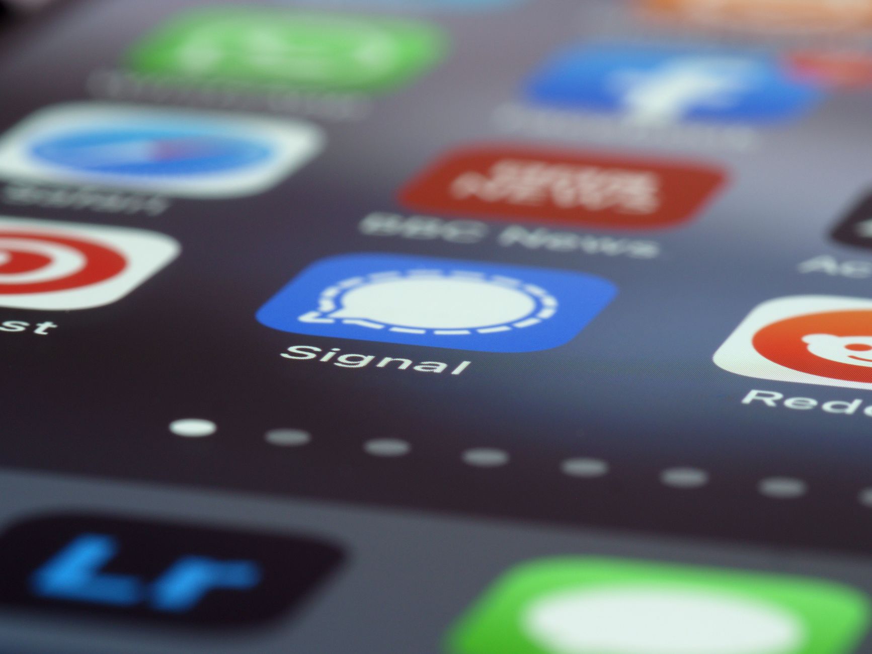Mains tenant un smartphone