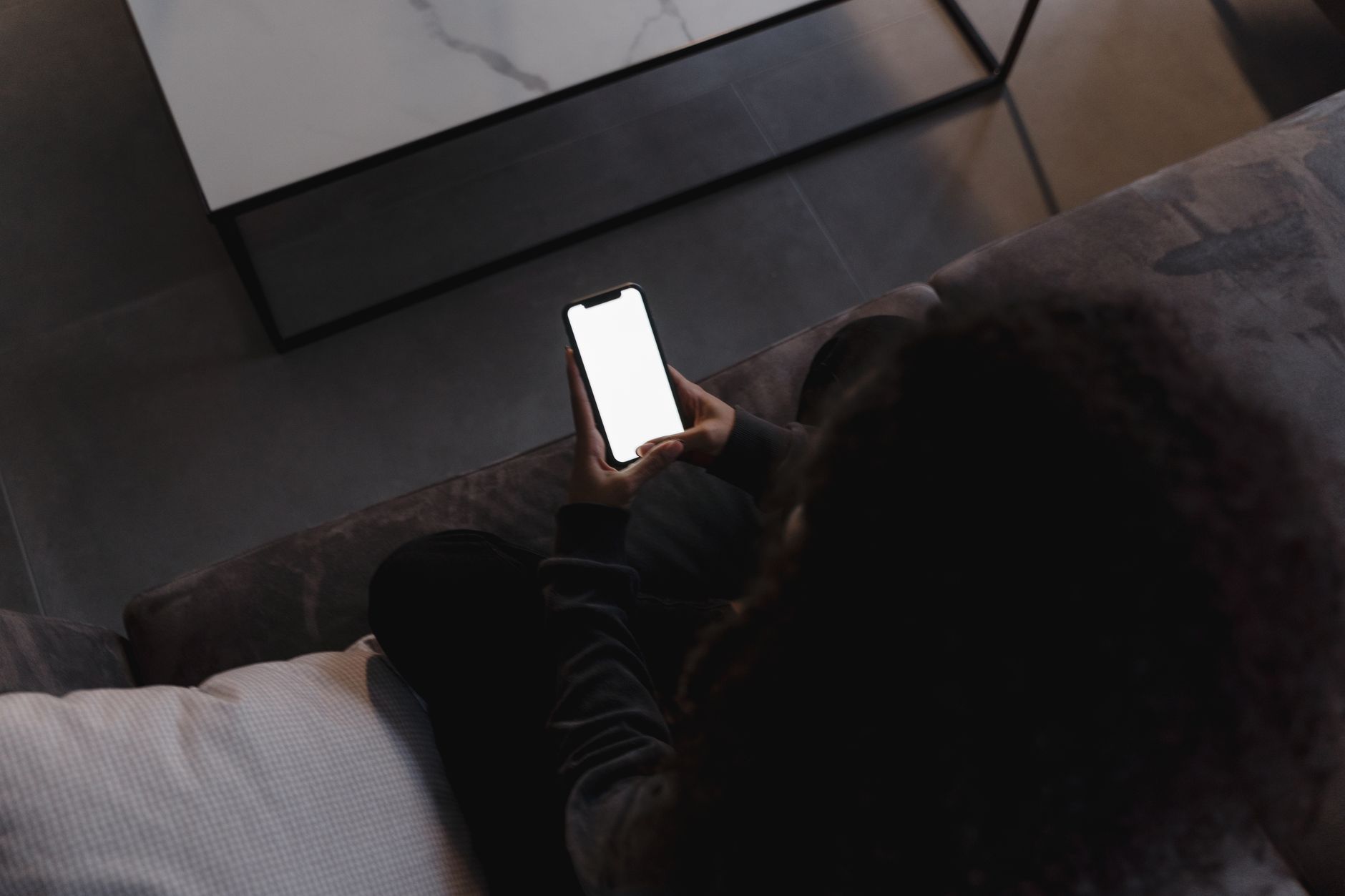 Personne utilisant un smartphone avec concentration