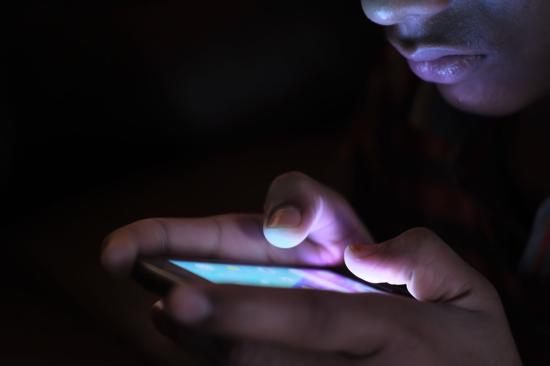 Mão a segurar um smartphone com uma aplicação de segurança