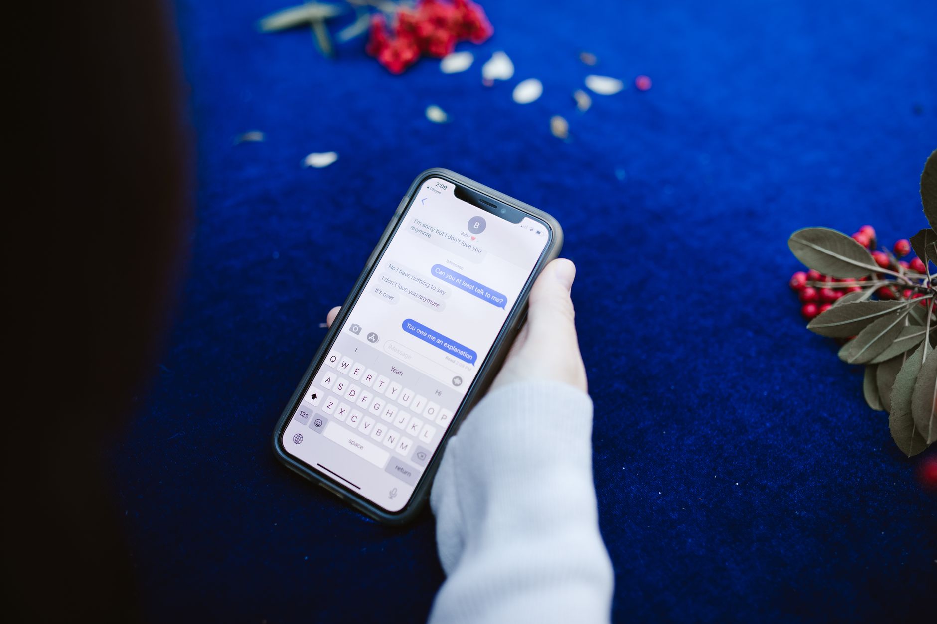لقطة مقربة لشاشة هاتف ذكي تعرض رسائل