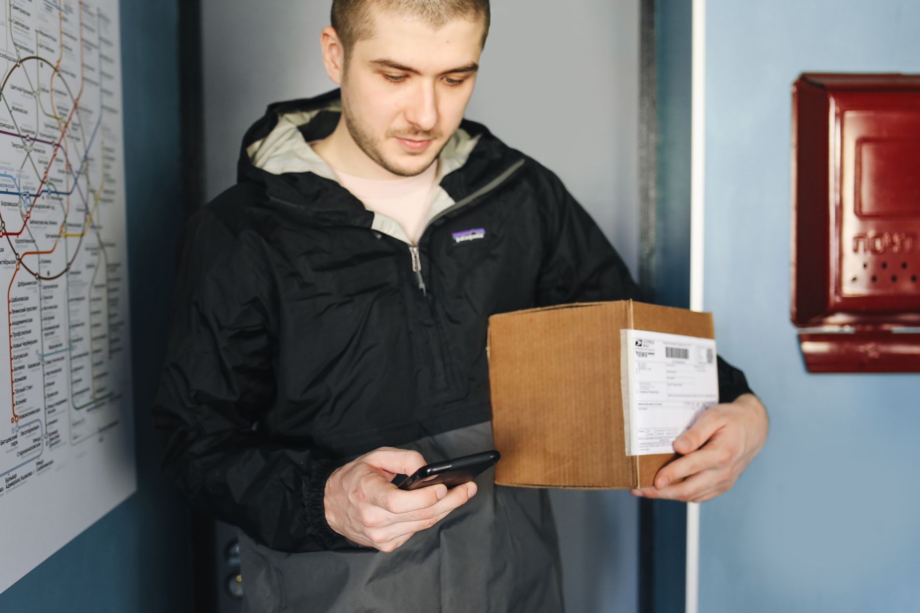 Eine Person arbeitet an einem Computer mit einem Smartphone daneben, was das Sicherheitsmanagement symbolisiert