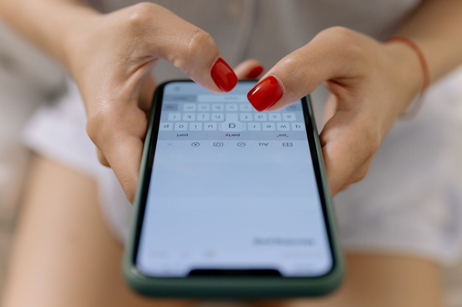 Un primo piano di uno schermo di smartphone che mostra diverse notifiche di messaggi aziendali automatizzati