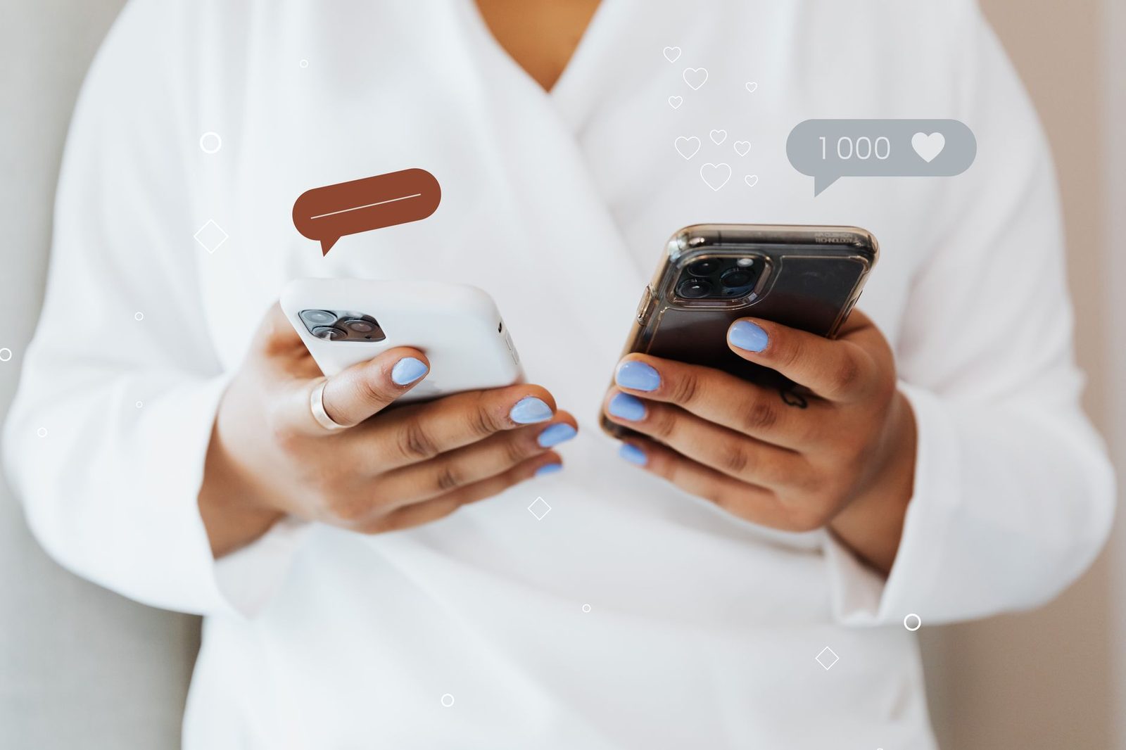 Frau hält zwei Smartphones in den Händen, umgeben von Sprechblasen- und Herz-Symbolen