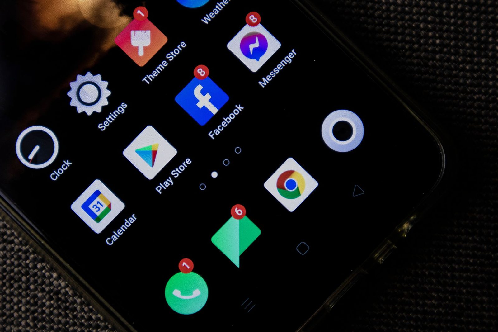 Gros plan sur l'écran d'un smartphone Android affichant des icônes d'applications avec des notifications