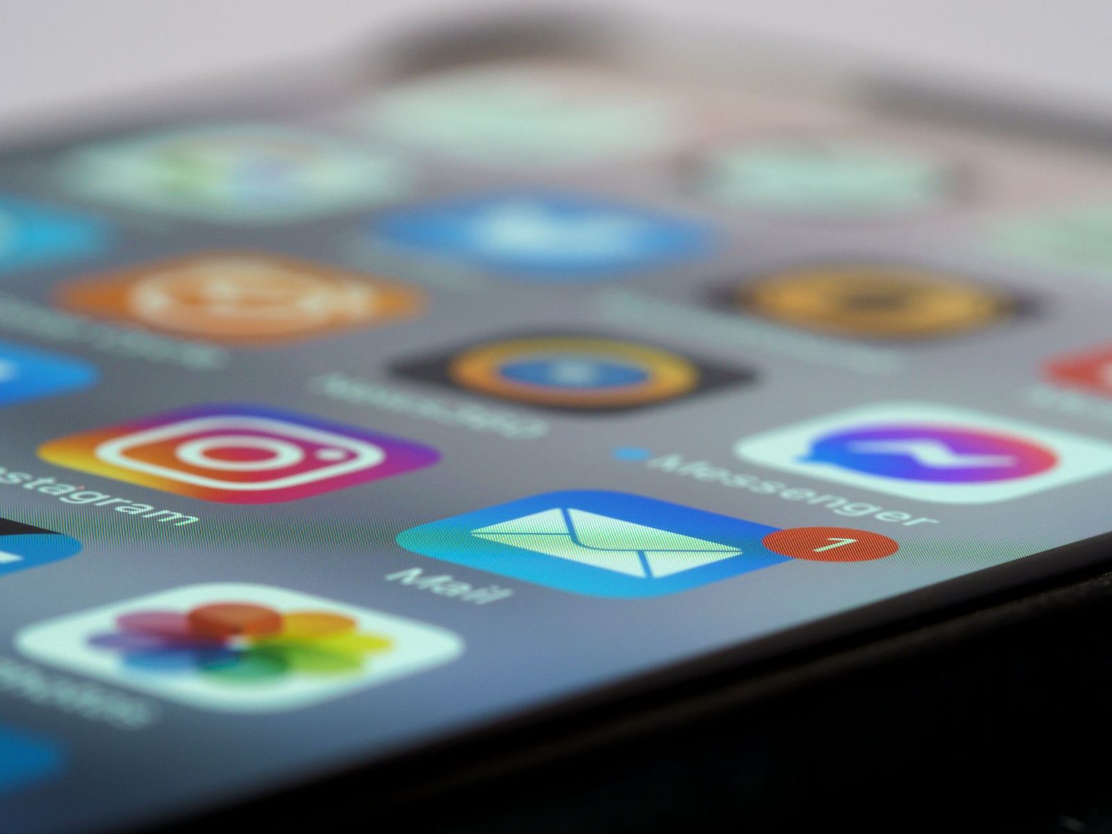 Gros plan sur l'écran d'un smartphone montrant des icônes d'applications de messagerie avec une notification